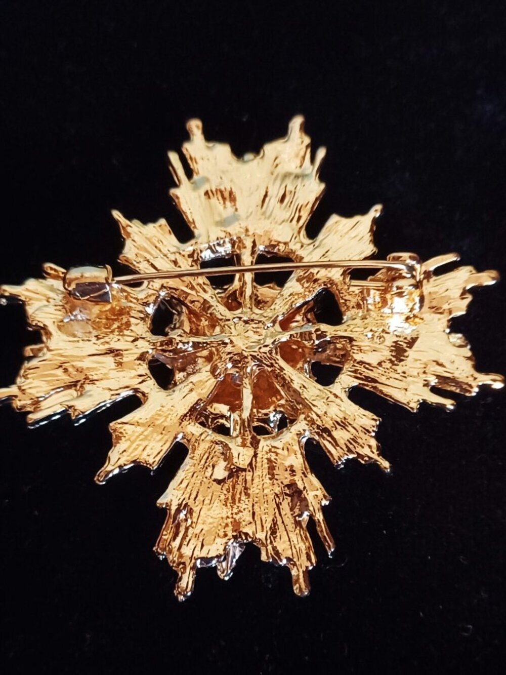A Golden Beauty Brooch - Picture 2 of 4